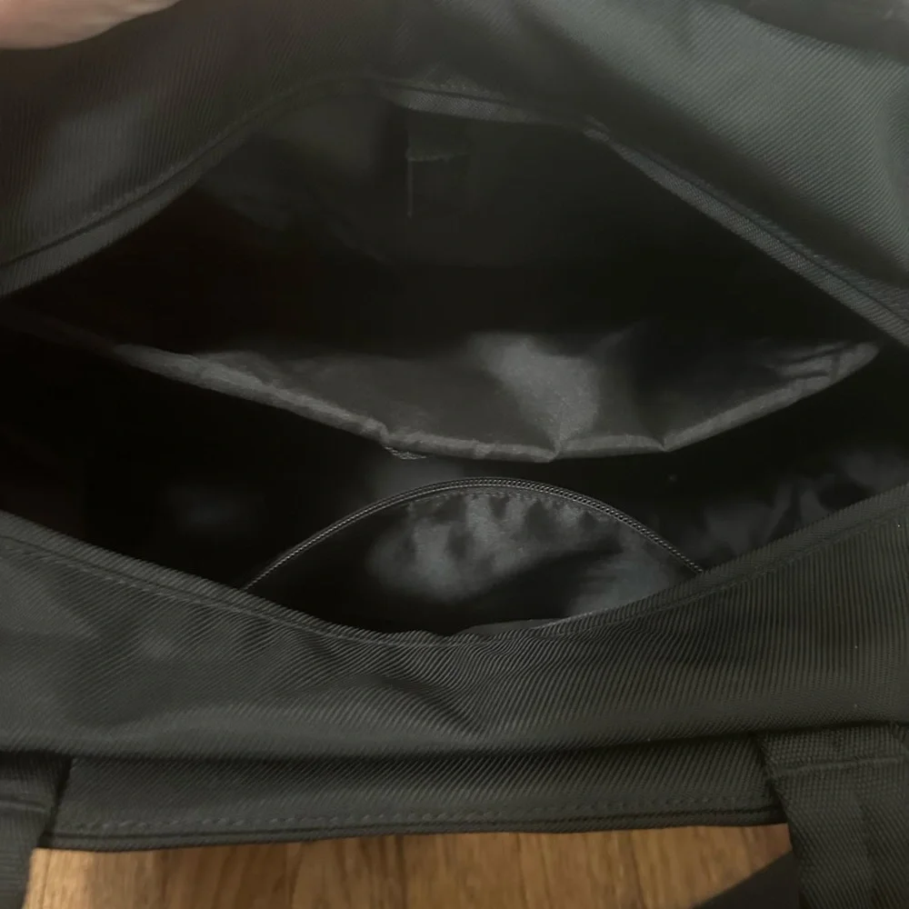 lululemon City Essentials Bag, Black. - Picture 8 of 10